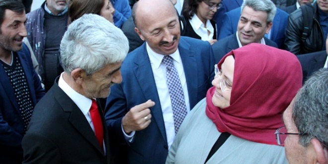 Bakan Selçuk, yangın çıkan huzurevini inceledi