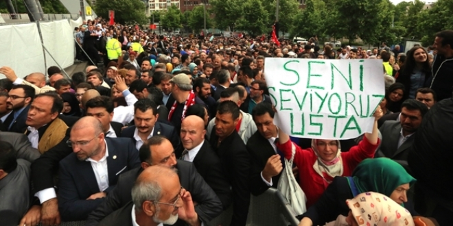 Türkler, Erdoğan'ı karşılamak için Köln'e akın etti