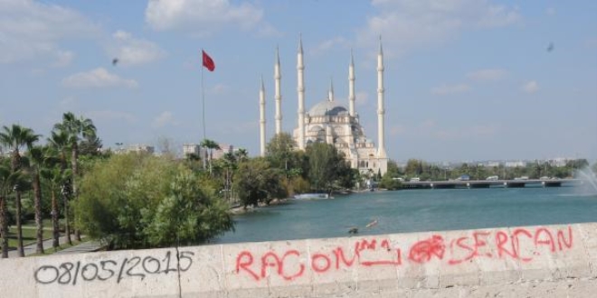 Tarihi köprüde tepki çeken görüntü