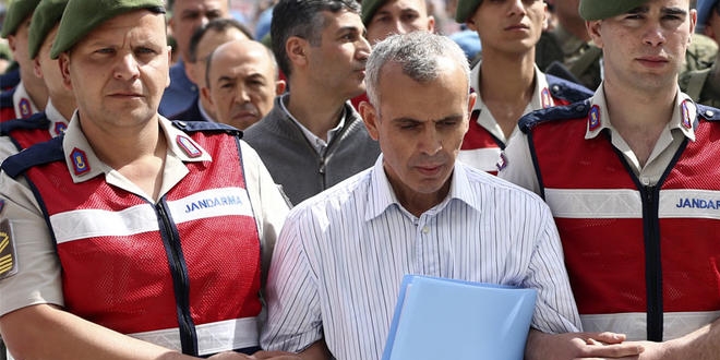 Mahkeme salonunda albayı tehdit etmiş