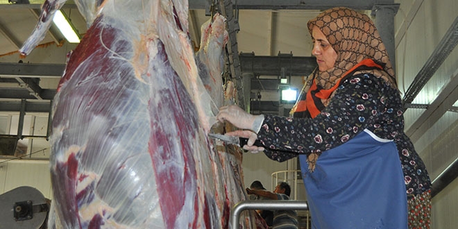 İş başa düşünce başladığı kasaplıkta 'kadın usta' oldu
