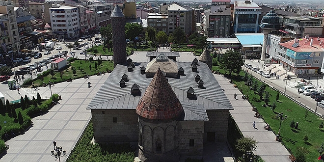 Yakutiye Medresesi 7 asırdır insanlığın hizmetinde