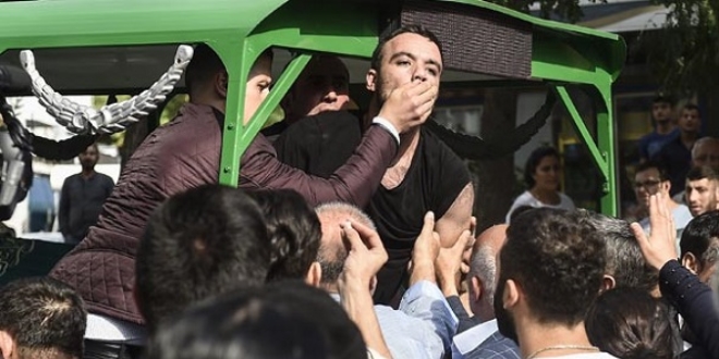 Cenaze karıştı! Sandalyeler havada uçuştu