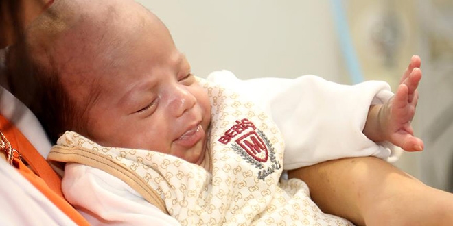 Prematre bebek kalp ameliyatyla hayata tutundu