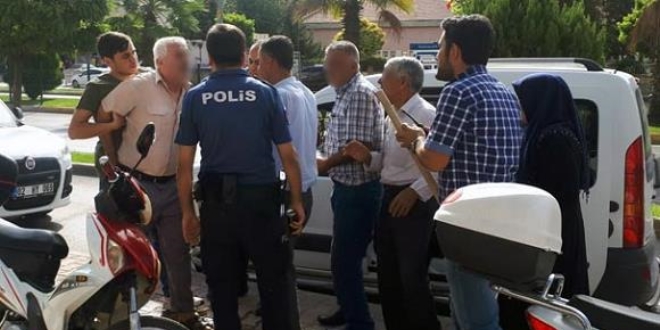 Boşanma davası sonrası sopalarla birbirlerine girdiler