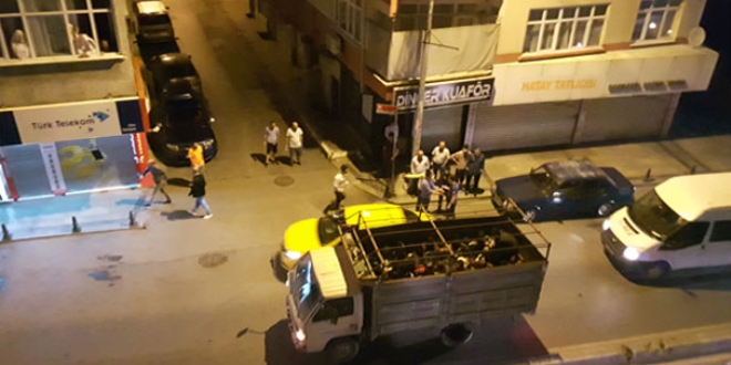 Kamyonun kasasındakileri polis görünce, şoför bırakıp kaçtı