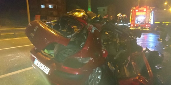 Otomobil TIR'a çarptı: 2 kişi yanarak hayatını kaybetti