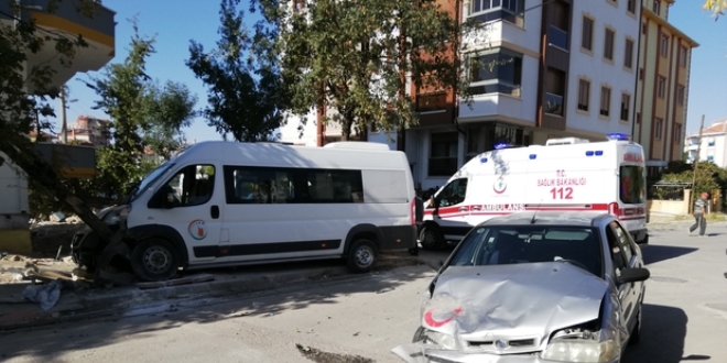 Karaman'da okul servisi ile otomobil arpt: 3 yaral