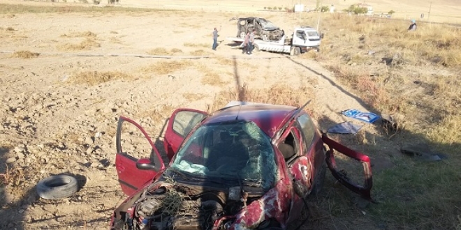 Aksaray'da hafif ticari araçla otomobil çarpıştı: 1 ölü, 5 yaralı
