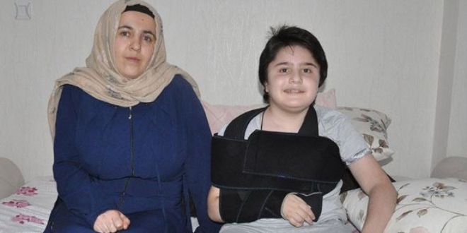 Kas hastası çocuğu havaalanında yere düşürdüler