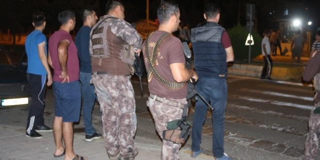 Gözaltındaki şahsa ateş açan grup ile polis çatıştı: 11 yaralı
