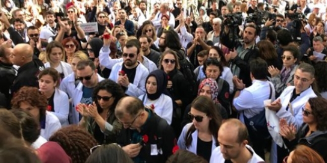 Doktorlardan 'Sessiz-Siyah Çığlık Yürüyüşü'