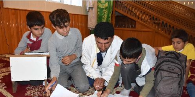 İmam, öğrencileri camide geleceğe hazırlıyor
