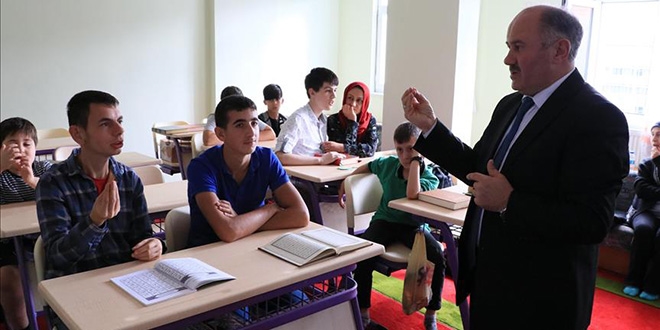 İmam 8'i otistik, 4'ü engelli 13 çocuğa eğitim veriyor