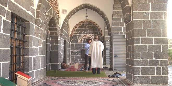 Terristlerin tahrip ettii camilerden ezan sesi ykseliyor