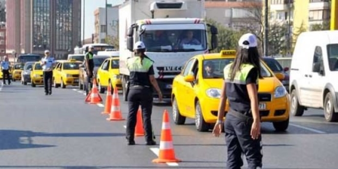 Ceza yazmak isteyen trafik polisinin parman krdlar