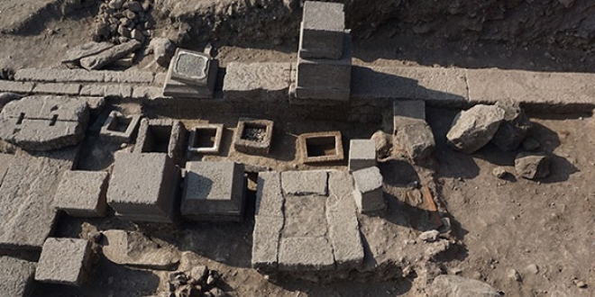 Assos'ta 2 bin 300 yllk aile mezarl bulundu