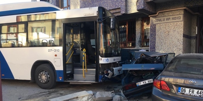 Başkentte otobüs otomobillere çarptı: 4 yaralı