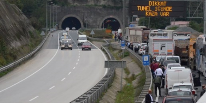 Ordu'da tnelde damperi alan kamyon trafii kilitledi