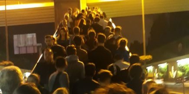 Edirnekapı metrobüs durağında insan seli
