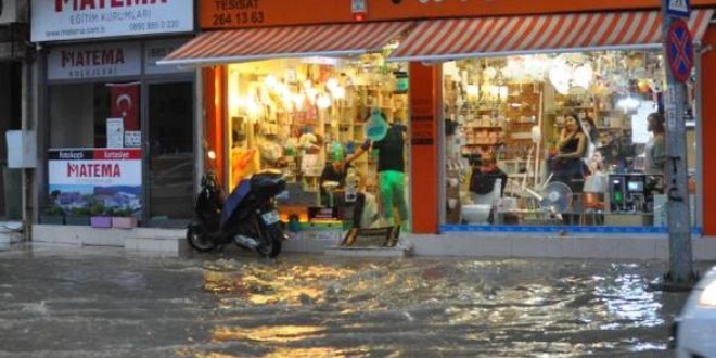 Denizli'de şiddetli yağış ev ve iş yerlerini su bastı