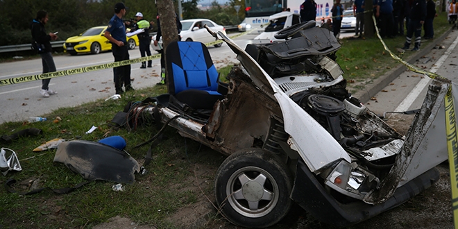 Ağaca çarpan otomobil ikiye bölündü: 1 ölü, 1 yaralı