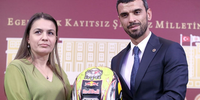 Sofuoğlu, hayatını kurtaran kaskı bağışladı