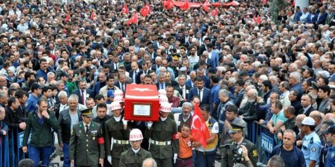Şehit Sözleşmeli Er Güngör, gözyaşlarıyla uğurlandı