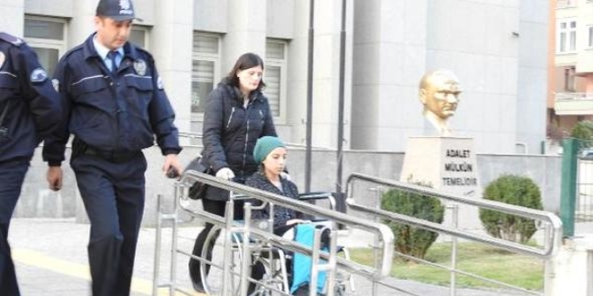 Bebeğini 5'inci kattan atan anne hakim karşısında