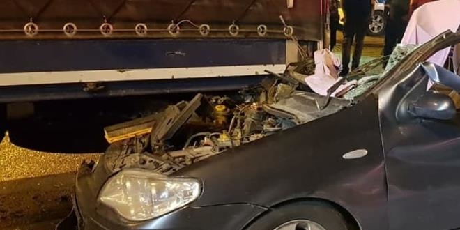 Otomobil tırın altına girdi: 1 ölü, 1 yaralı