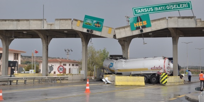 Motorin yüklü tanker otoyol gişelerine çarptı