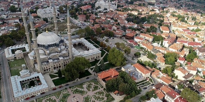 Selimiye'nin gölgesinde 'Millet Kıraathanesi'