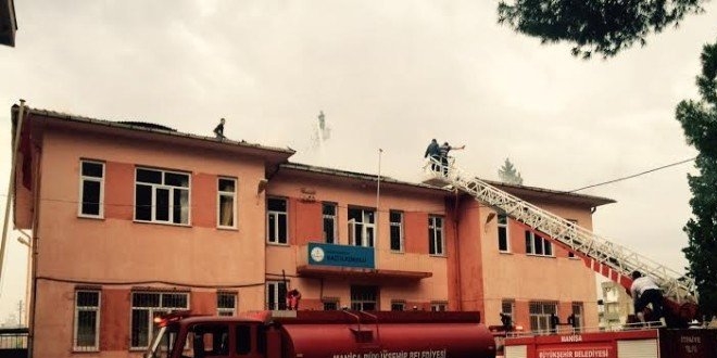 Muğla'da ortaokula yıldırım düşmesi sonucu yangın çıktı