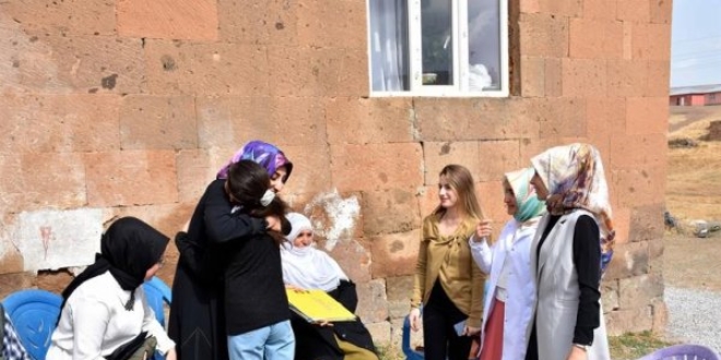 Kapı kapı gezip kız çocuklarını okula kazandırıyorlar