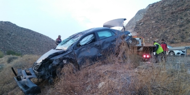 Sivas'ta otomobil arampole devrildi: 6 yaral