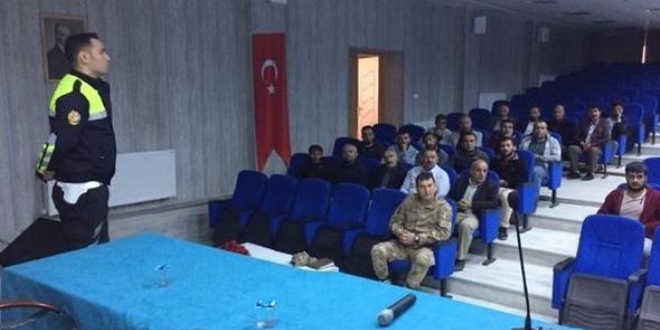 Hakkari polisinden öğretmenlere trafik eğitimi
