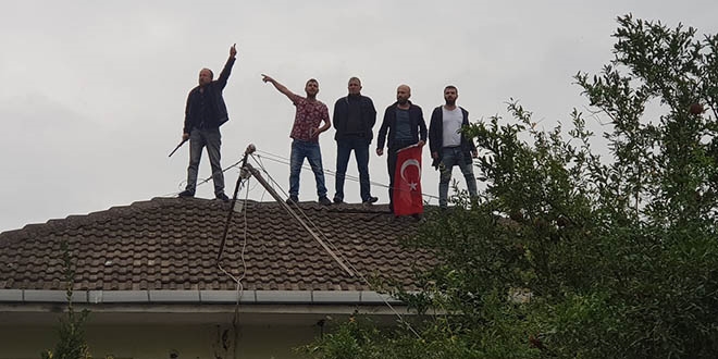 Yıkımı, havaya ateş ederek durdurmaya çalıştı