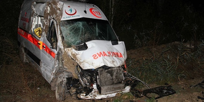 Hasta taşıyan ambulans şarampole devrildi: 4 yaralı
