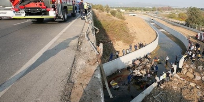 Kaçak göçmenleri taşıyan kamyon devrildi: 22 ölü