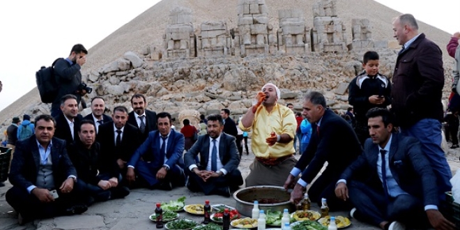 Nemrut Dağı'nın zirvesinde çiğ köfteli kutlama