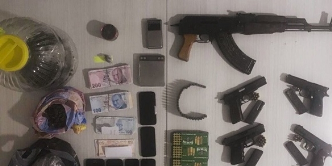 Uyuşturucu baskınında cephanelik ele geçirildi