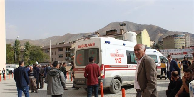 Hakkari'de trafik kazası: 2 ölü, 6 yaralı