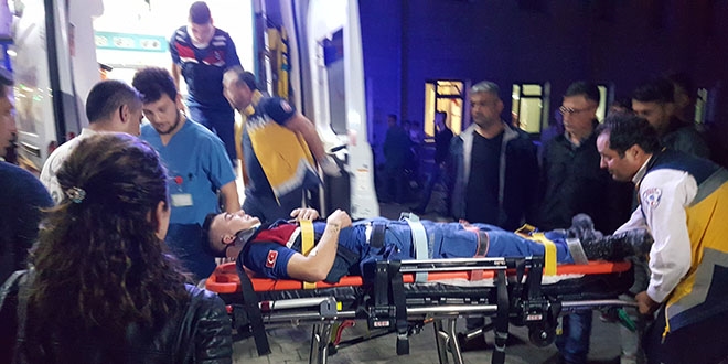 Kazaya giden askeri araç devrildi: 4 asker yaralandı