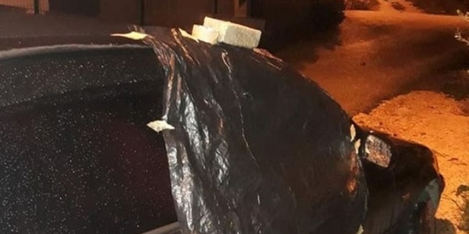 Önce otomobilinin haline sonra bırakılan nota şaşırdı