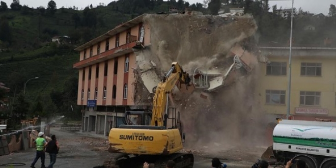 Rize'de altından dere geçen binanın yıkımı tamamlandı
