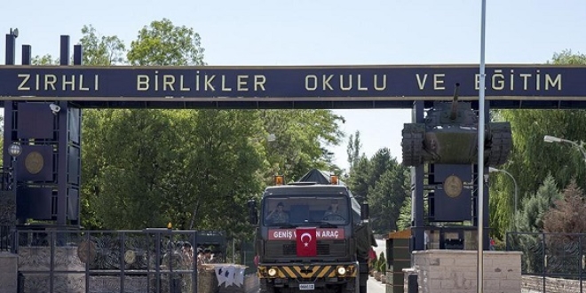 Darbeci üsteğmen askeri araca mühimmat yükletmiş