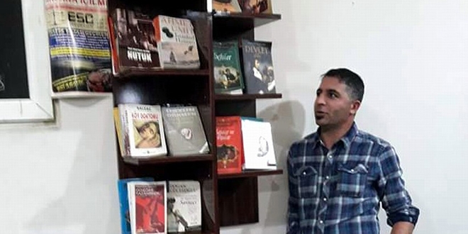 Bu kıraathanede kitap okuyana çay bedava