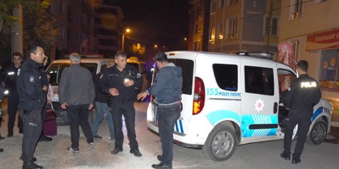 Dur ihtarına uymayan alkollü sürücü otomobille 2 polise çarptı