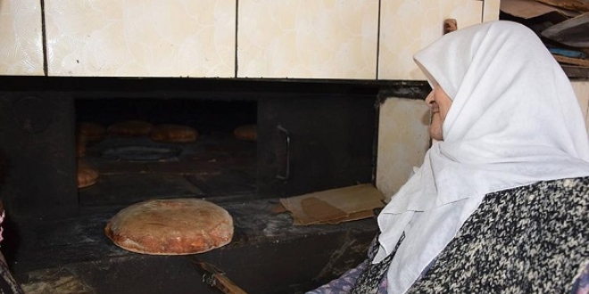 70 yaşındaki 'Sultan Ana' somun ekmekle geçimini sağlıyor