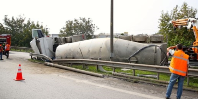 Sakarya'da beton tankeri devrildi: 1 l